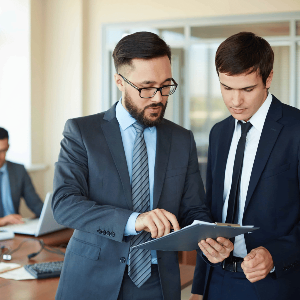Consultor trabajando con cliente